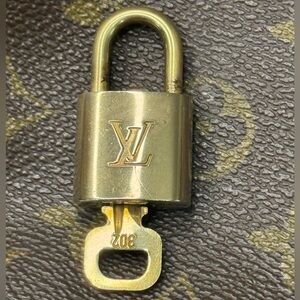 LOUIS VUITTON #302 LOCK & KEY 🔐